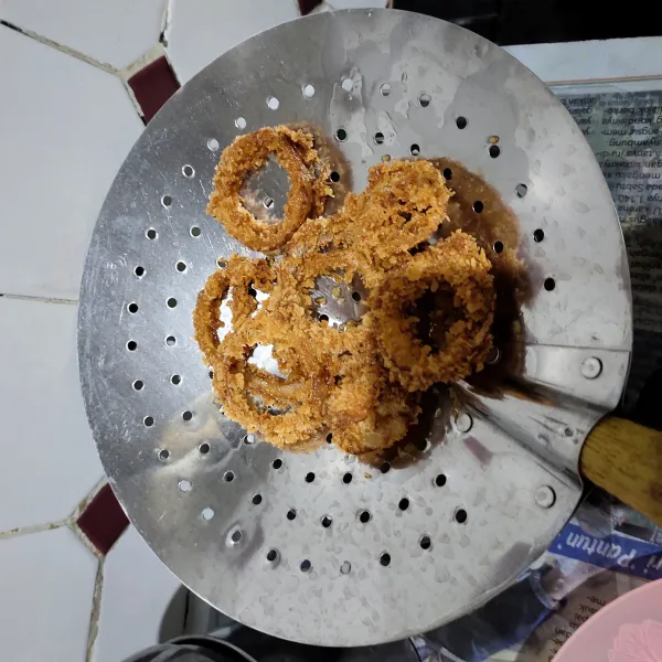 Angkat dan saring minyaknya terlebih dahulu.