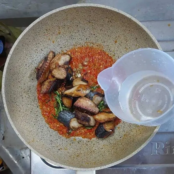 Tuang air, tambahkan kaldu bubuk, gula pasir, air perasan jeruk nipis, dan garam.