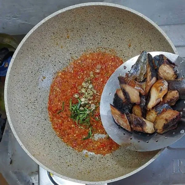 Masukkan daging ikan tongkol yang sudah di goreng.