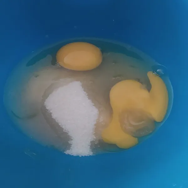Siapkan wadah, masukan telur, sp, dan gula pasir.