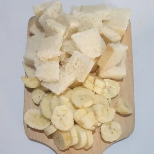 Potong-potong pisang dan roti tawar, sisihkan.
