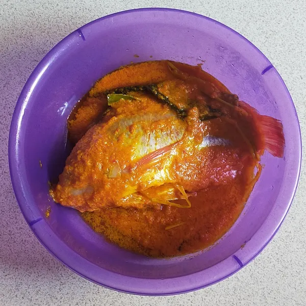 Lumuri ikan dengan bumbu yang sudah dimasak. Diamkan ikan kurang lebih selama 1 jam agar bumbu meresap sempurna.