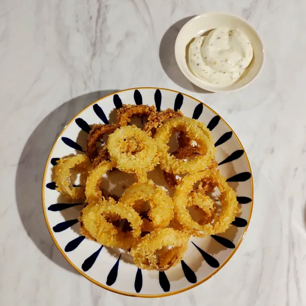 Bahan saus Tartar : Campur keseluruhan bahan dan siap disajikan dengan Onion Ring.