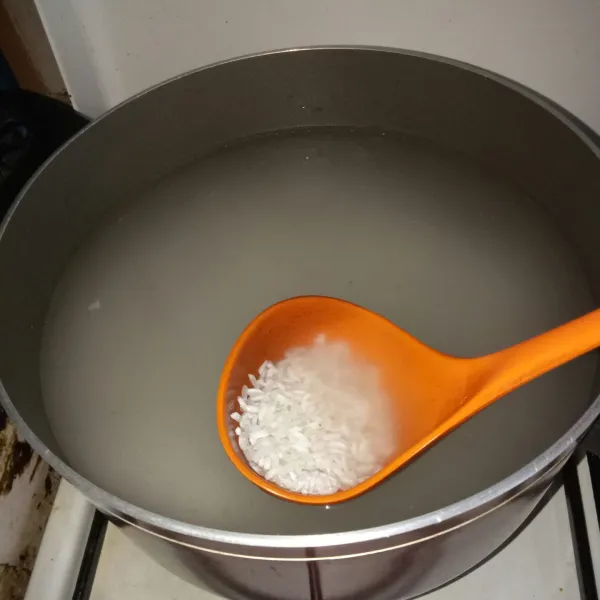 Rebus beras dengan kaldu.