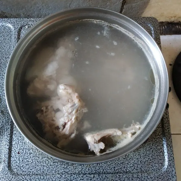 Rebus tulang ayam dan fillet ayam hingga mendidih.