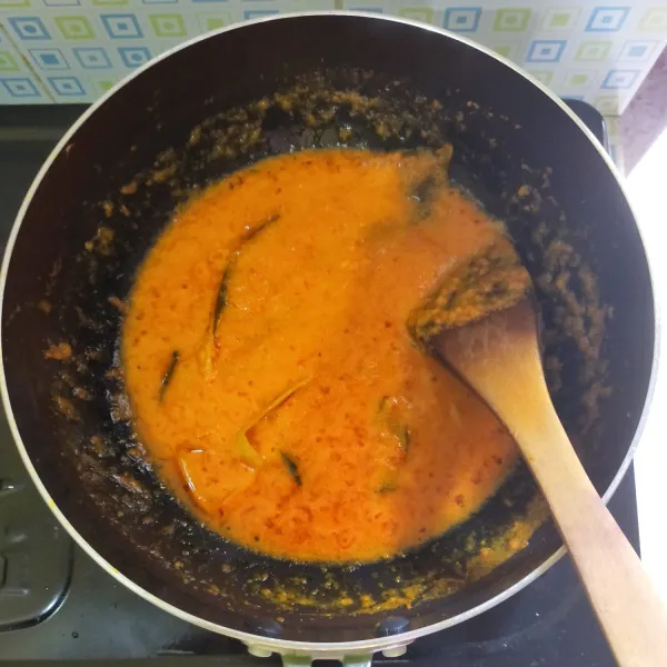 Beri sedikit air agar santan tidak terlalu kental, aduk rata dan masak hingga mendidih.