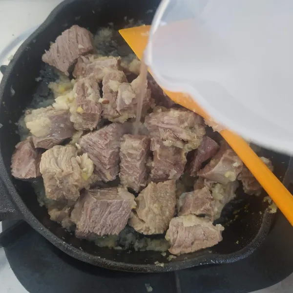 Masukkan potongan daging, tumis hingga bumbu meresap. Jika terlalu kering bisa tambahkan sedikit air.