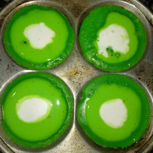 Bila sudah setengah matang, beri lalaan ditengahnya dan biarkan matang dan siap disajikan.