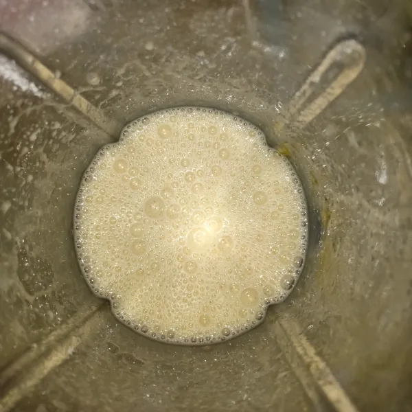 Blender gula pasir sampai halus (jika kurang halus bisa diayak) lalu masukkan telur, blender lagi selama 1 menit sampai berbuih dan tercampur rata.