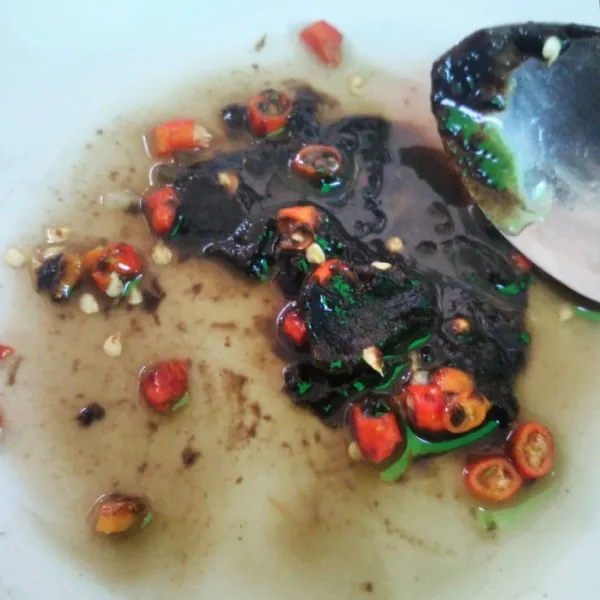 Iris cabe, tambahkan bawang putih goreng, dan petis. Aduk rata menggunakan sendok.