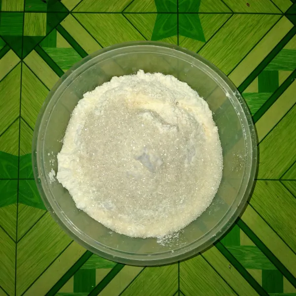 Masukkan tepung terigu, vanili, garam, dan gula pasir.