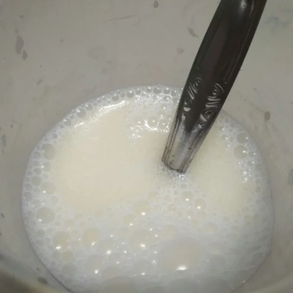 Campur bahan basah, santan, air dan minyak, aduk rata.