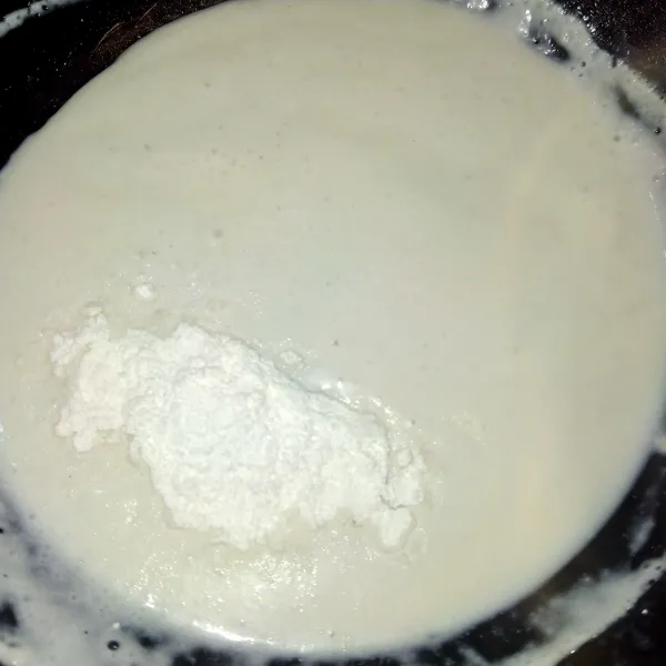 Bila santan mulai menyusut, masukkan tepung beras. Aduk sebentar lalu angkat.