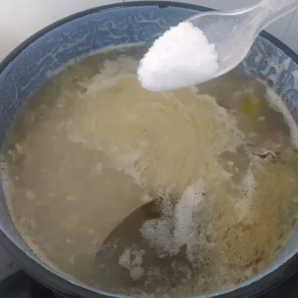 Pindahkan kedalam panci yang berisi air sisa rebusan daging tambahkan sisa air cucian beras, masak sampai mendidih. Kemudian bumbui dengan garam, gula, merica dan kaldu jamur. Koreksi rasa.