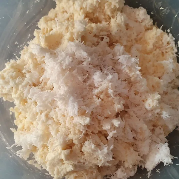 Tambahkan kelapa parut, garam, gula, vanili, maizena dan pasta pandan. Beri endapan pandan. Aduk hingga tercampur.