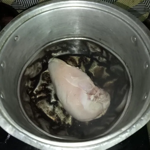 Rebus ayam di air mendidih selama 5 menit. Buang air rebusan pertama dan ganti air dengan yang baru lalu rebus kembali.
