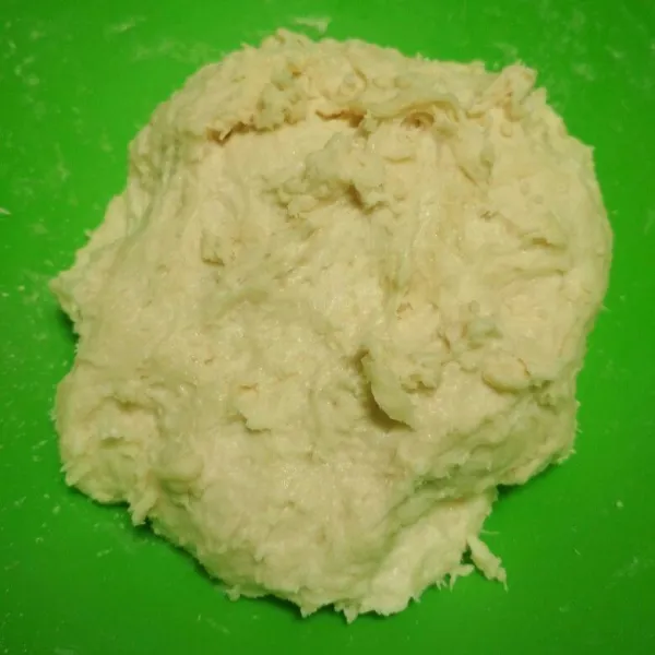 Uleni hingga tercampur rata selama 3-5 menit kemudian simpan di chiller selama 30 menit - 1 jam, lanjut uleni hingga kalis elastis kemudian bulatkan dan diamkan selama 45 menit - 1 jam.