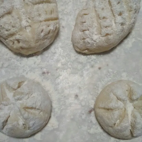 Panaskan oven di suhu 190°C selama 15 menit, taburi adonan dengan tepung terigu kemudian sayat adonan sesuai motif yang diinginkan kemudian oven selama 25 menit.