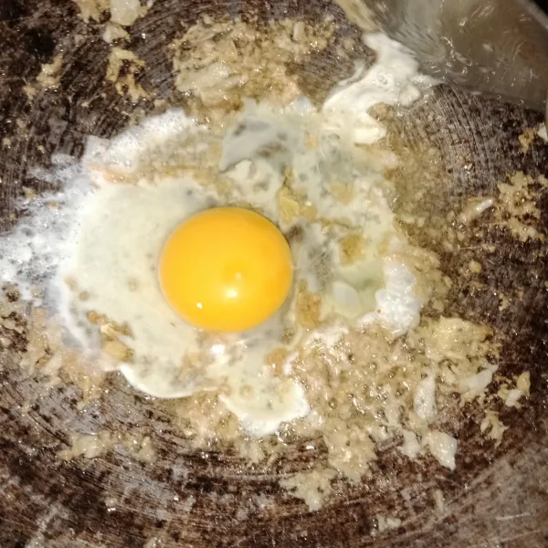 Tumis bumbu hingga matang dan harum, lalu masukkan telur dan orak-arik.