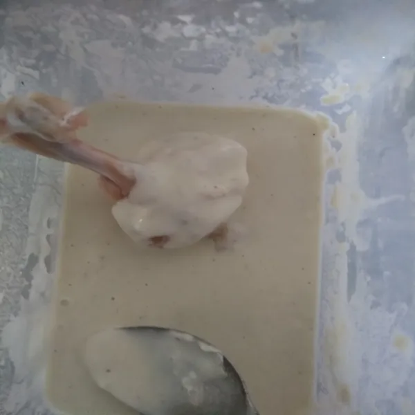 Lumuri ayam dengan bahan pelapis.