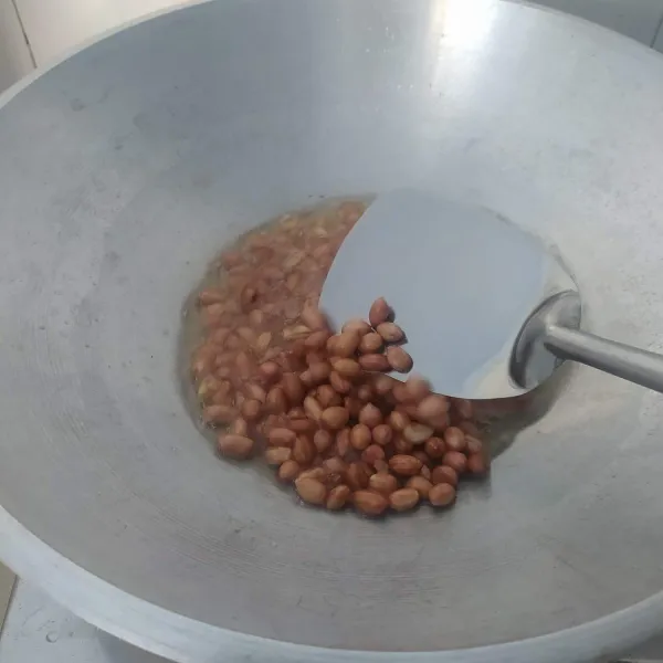 Goreng kacang, kemudian haluskan.