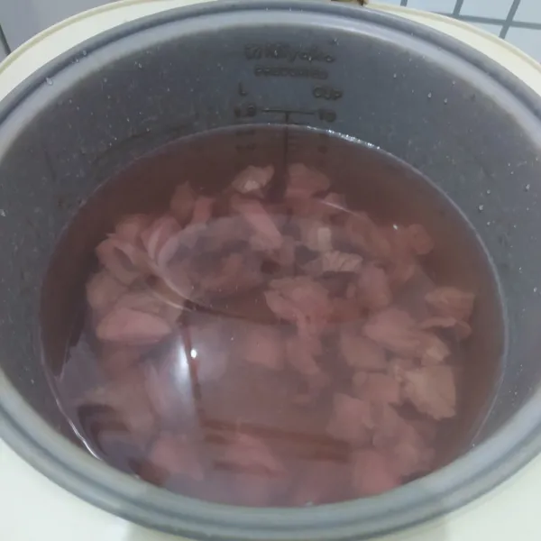 Masukkan daging dalam magicom, beri air 2 liter kemudian tekan tombol "COOK" selama 1,5 jam.
