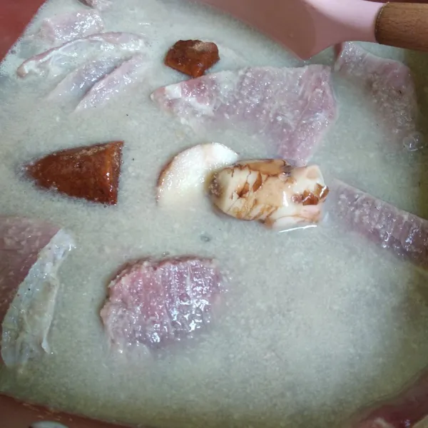 Masukkan bumbu bumbu lainnya kemudian masak daging selama 5 menit dengan panci tertutup, matikan api diamkan 30 menit tutup panci jangan dibuka-dibuka, nyalakan kompor lagi dan masak selama 7 menit. Matikan api dan diamkan lagi 30 menit dengan panci selalu tertutup.