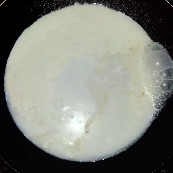 Buat bahan lalaan. Masak santan dan beri sedikit garam.