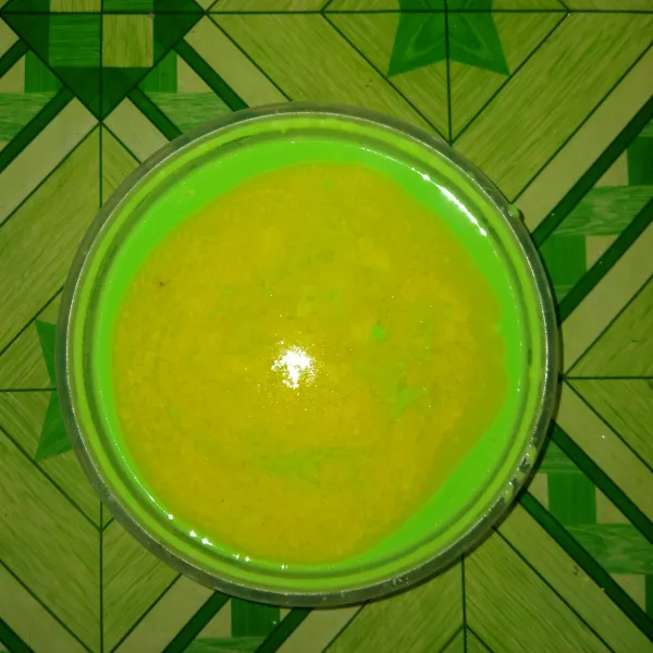 Masukkan mentega yang telah dicairkan, aduk rata.