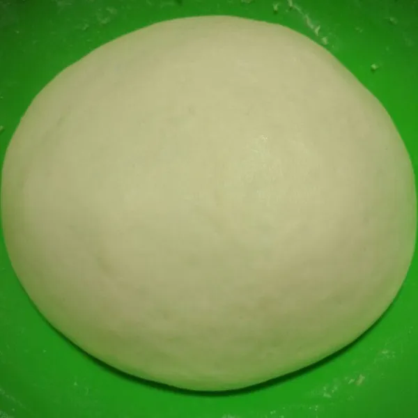 Setelah mengembang 2x lipat tinju adonan dan bagi sesuai selera.