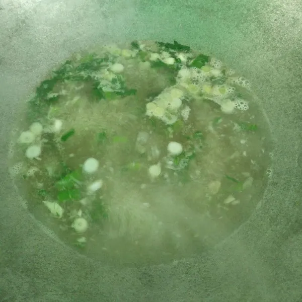Tambahkan air, irisa daun bawang dan seledri. Masak kuah hingga mendidih kemudian bumbui dengan gula, garam, dan penyedap rasa. Koreksi rasa lalu matikan api.