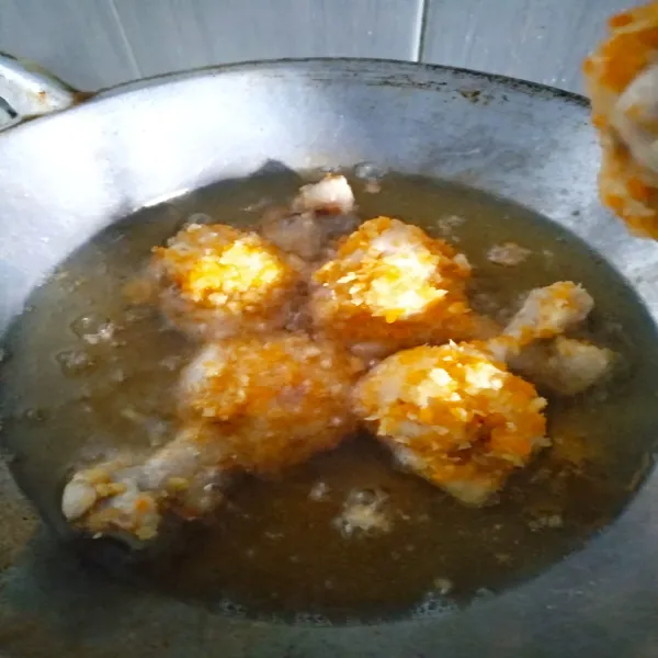 Panaskan minyak goreng kemudian masukkan ayam masak hingga matang.
