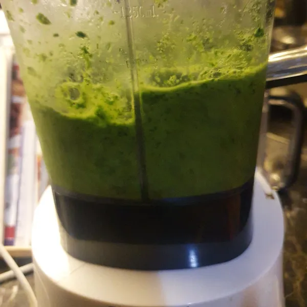 Endapan pandan : potong-potong bahan, lali blender bersama air. Tunggu hingga mengendap.
