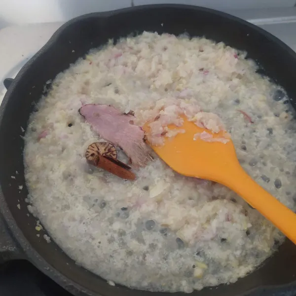 Haluskan bumbu halus, kemudian tumis dengan lengkuas dan kayu manis sampai matang.