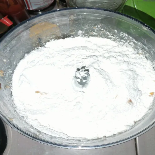 Masukkan tepung sagu tani dan air, lalu giling sampai semua bahan tercampur rata.