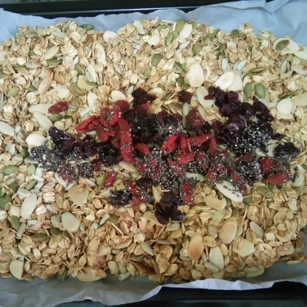 Keluarkan dari oven, tunggu suhu dingin. Masukkan cranberry, goji berry dan chia seeds. Aduk rata.