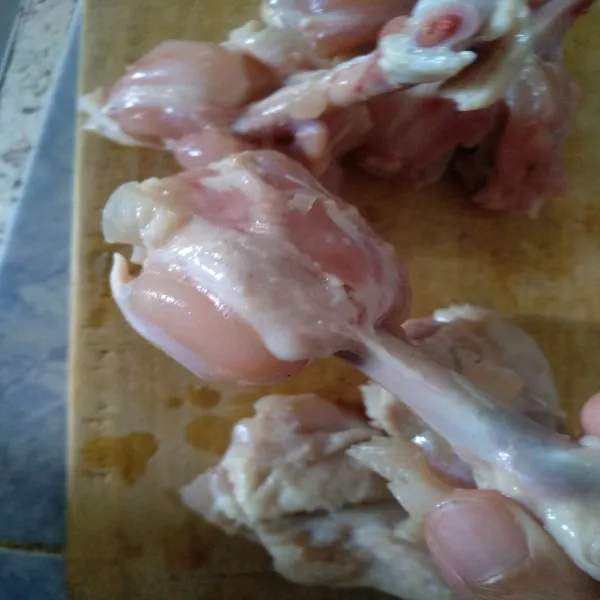 Sisit dagingnya ke salah satu pangkal tulang menyerupai pentungan, kemudian lumuri ayam dengan bumbu marinasi diamkan selama 30 menit.
