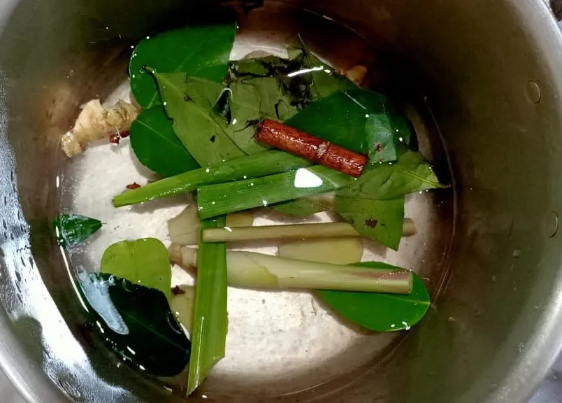 Cuci bersih beras tiriskan, rebus air kelapa bersama bumbu daun