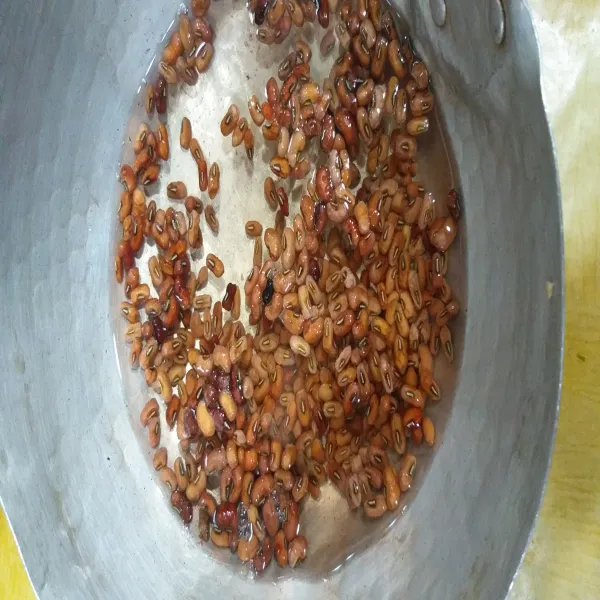 Rebusan kacang tolo sampai matang, angkat dan tiriskan