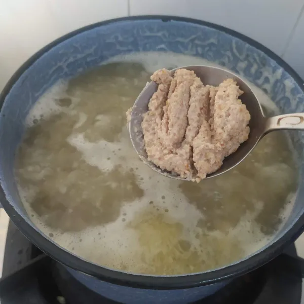 Tambakan kacang yang sudah dihaluskan. Aduk rata. Masak sampai bumbu meresap. Sajikan selagi hangat.