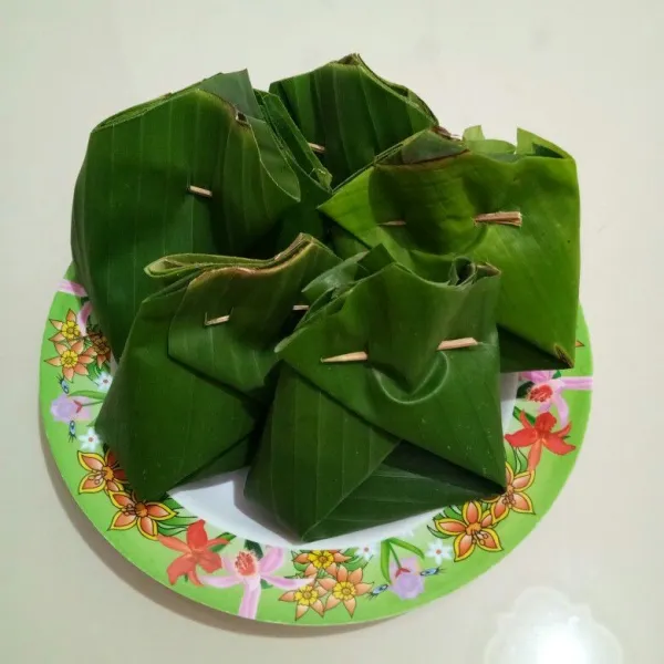 Kemudian bungkus bentuk tum dan sematkan lidi.