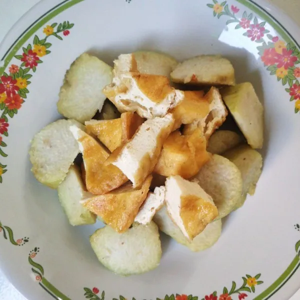 Potong lontong dan tahu dan tata di atas piring. Siram dengan kuah tauge dan taburi dengan bawang goreng. Tambahkan sambal petis sesuai selera. Lontong balap siap disajikan.