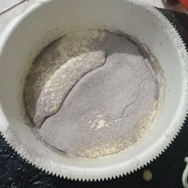Masukkan tepung ketan hitam, garam, baking powder, baking soda dan susu bubuk yang sudah diayak. Mixer dengan kecepatan rendah asal rata sebentar saja.