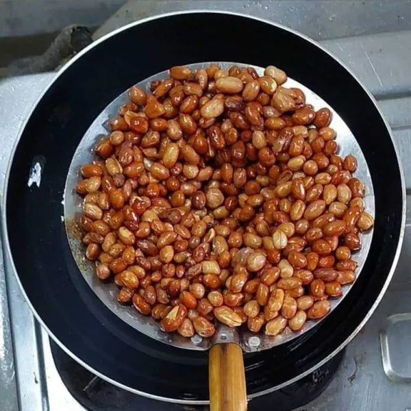 Cuci bersih kacang tanah, tiriskan. Goreng sampai matang, angkat dan tiriskan.