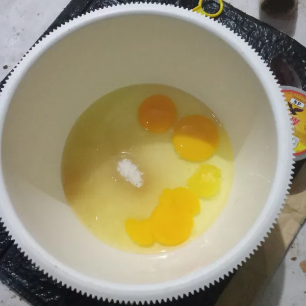 Kocok telur, gula pasir dan sp dengan kecepatan tinggi hingga putih kental berjejak.