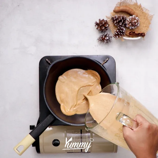 Siapkan panci di atas kompor lalu tuangkan kacang yang telah diblender. Masak dengan api kecil sambil lalu diaduk.
