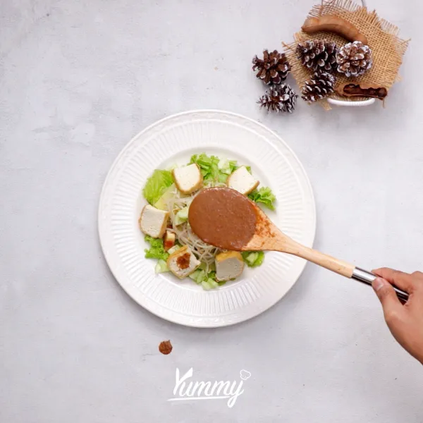 Letakkan semua bahan sayuran di atas piring lalu tuangkan saus kacang diatasnya. Kemudian taburkan bawang goreng diatasnya dan sajikan dengan kerupuk atau emping.