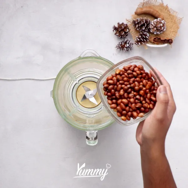 Campurkan kacang goreng, santan dan cabai merah dalam blender lalu haluskan. Setelah halus sisihkan.