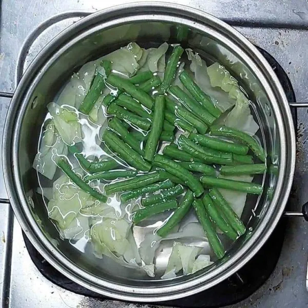 Potong-potong kubis dan kacang panjang lalu cuci bersih. Rebus secara terpisah ke dalam air mendidih sampai matang. Angkat dan tiriskan, kemudian sisihkan.