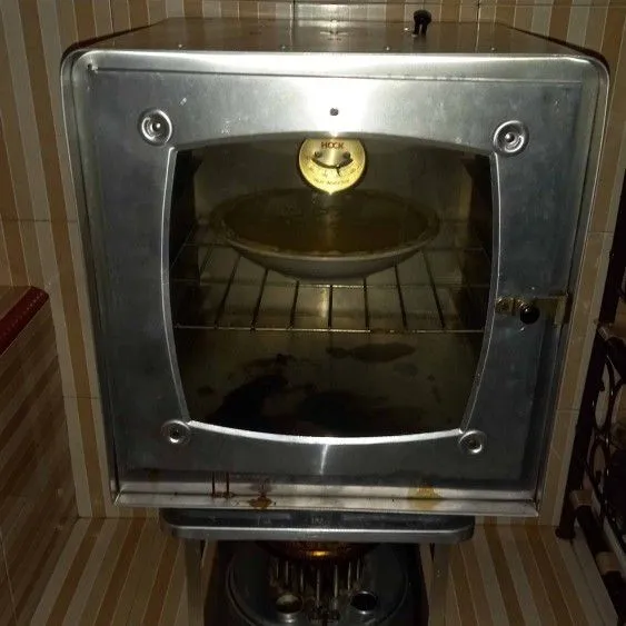 panggang dalam oven yang sudah dipanaskan sebelumnya dengan suhu 160°c hingga matang lalu angkat dan sisihkan kue lontarnya di suhu ruang.